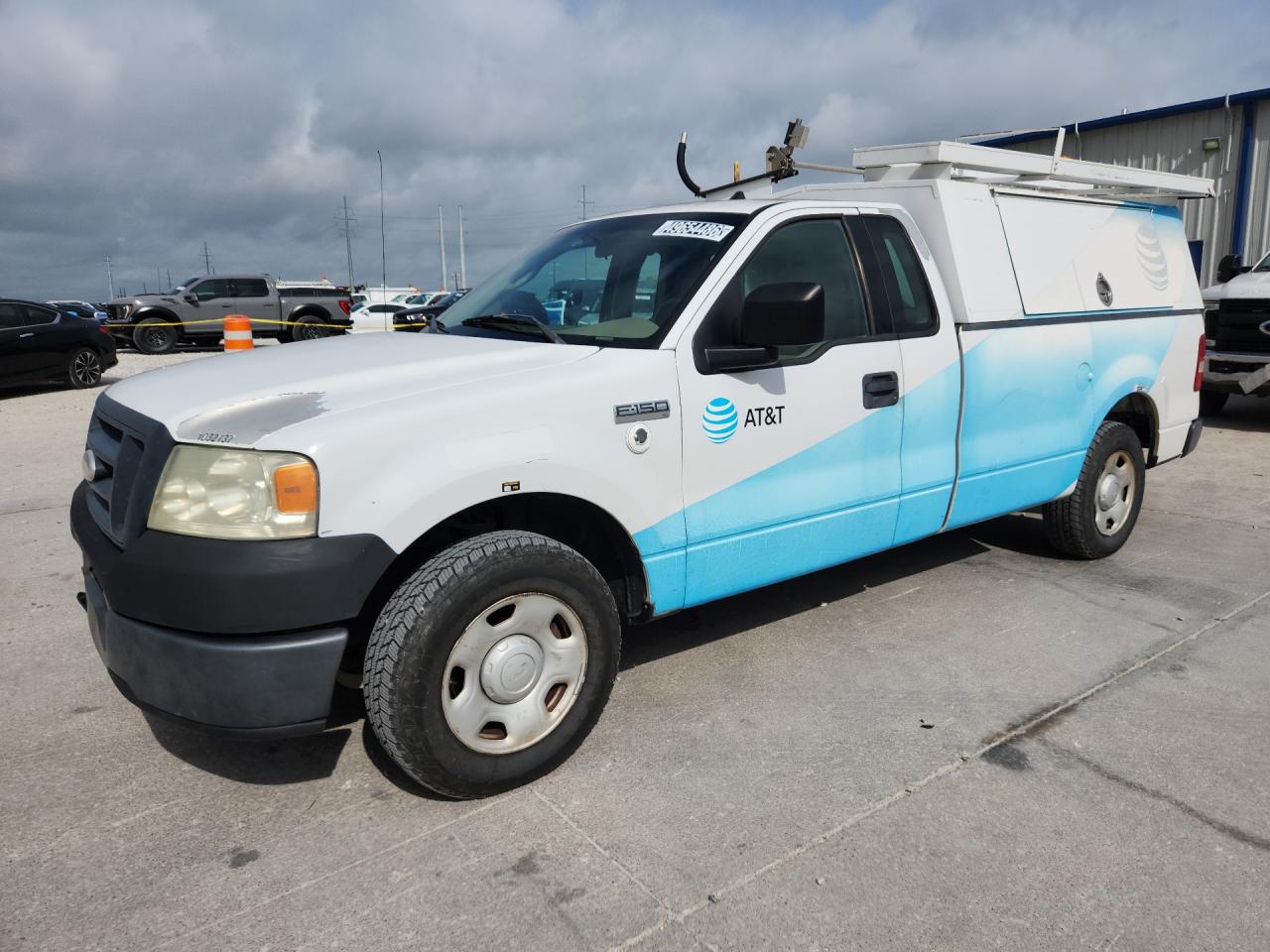 2008 Ford F150 Белый vin: 1FTRF12258KB70204 Damage: Left Front Fender, Multiple Scratches Heavy, 2
