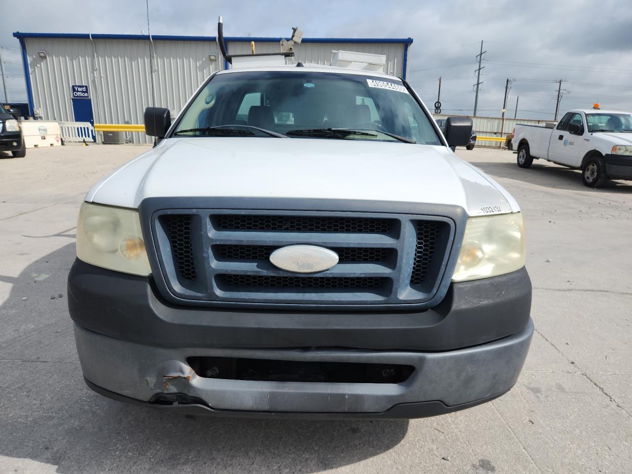 2008 Ford F150 Белый vin: 1FTRF12258KB70204 Damage: Grille Ornament, Faded, Replacement Required
