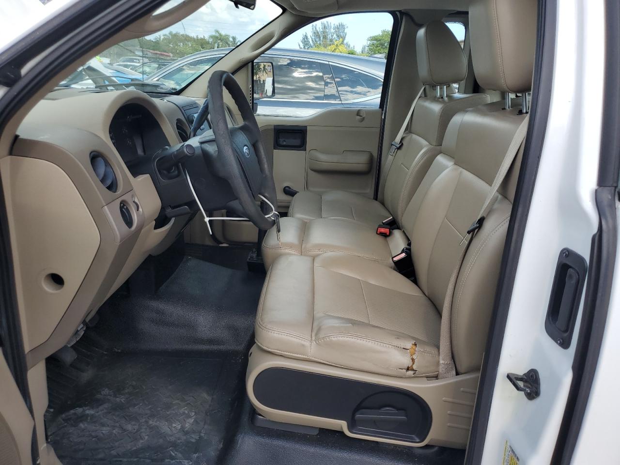 2008 Ford F150 Белый vin: 1FTRF12258KC11107 Damage: Left Front Seat Cushion, Torn, 3 To 4 Inches