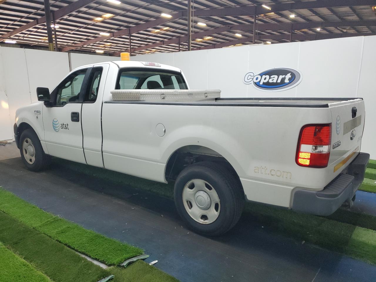 2008 Ford F150 White vin: 1FTRF12268KC88035 Damage: Left Bed Side, Dent(S) W/No Paint Dmg, 1/2 To 1 Inch