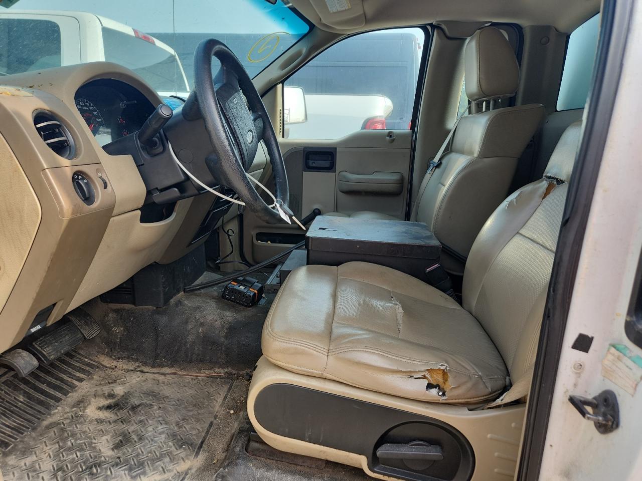 2008 Ford F150 Белый vin: 1FTRF12278KC88156 Damage: Left Front Seat, Torn, > 12 Inches