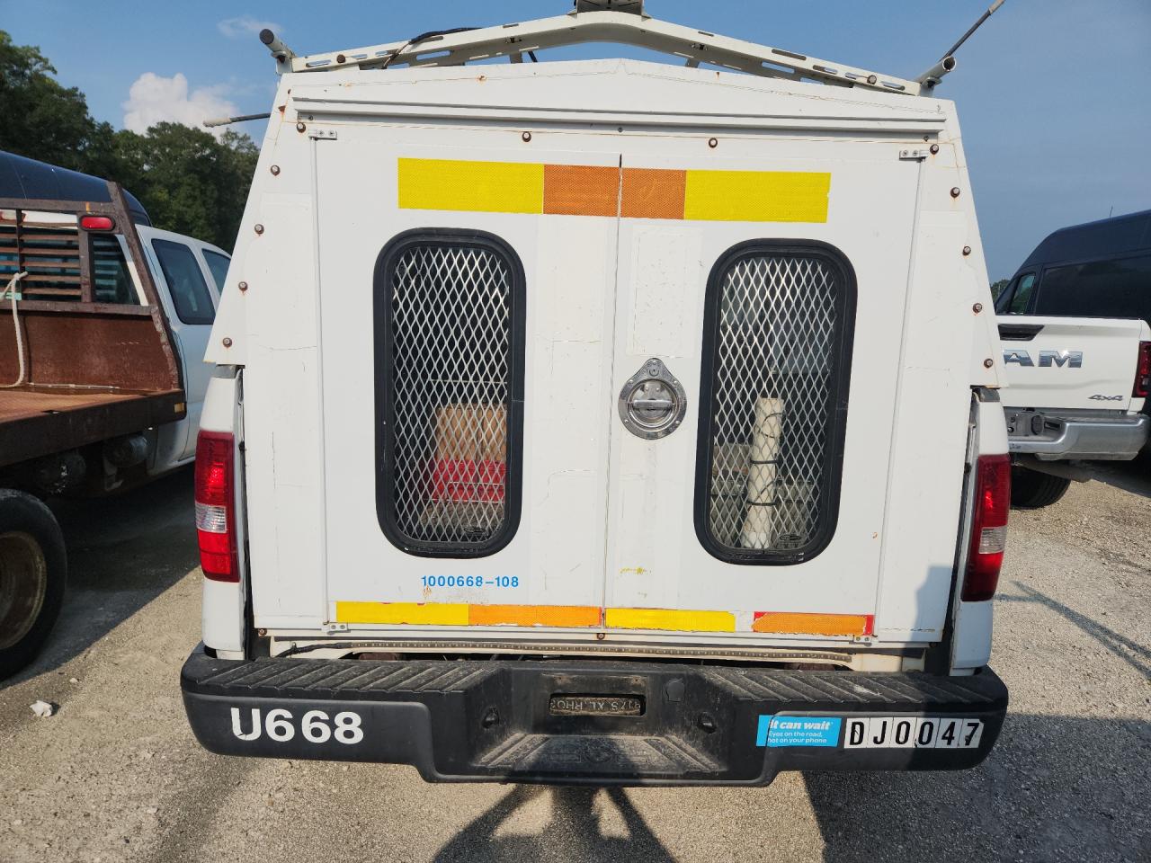 2008 Ford F150 Белый vin: 1FTRF12278KC88156 Damage: Rear Metal Bumper Chrome, Bent, > 12 Inches