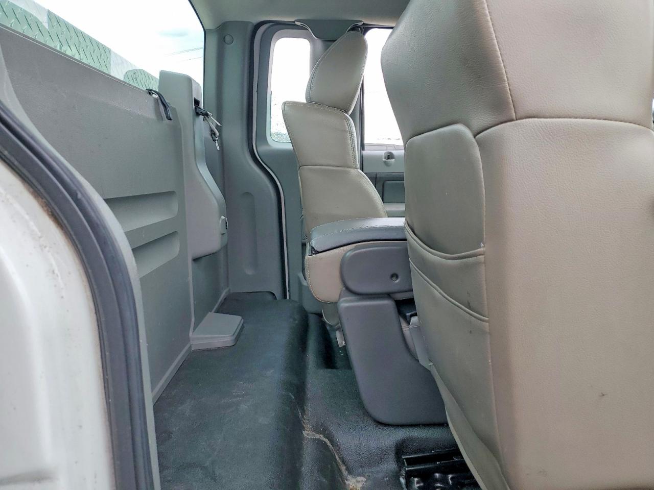 2006 Ford F150 White vin: 1FTRF12286NA82243