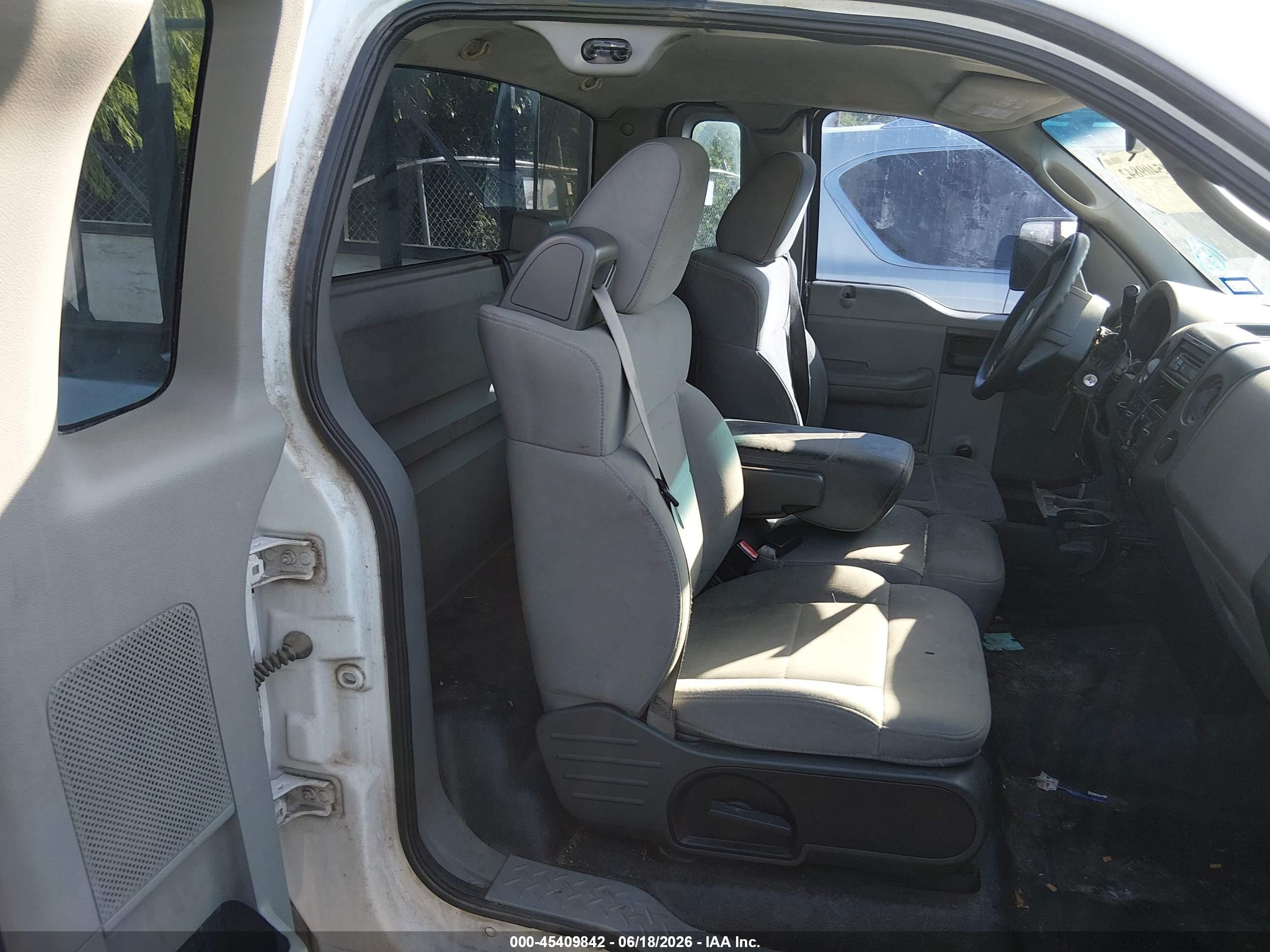 2007 Ford F-150 Stx/xl/xlt White vin: 1FTRF12287KC19667