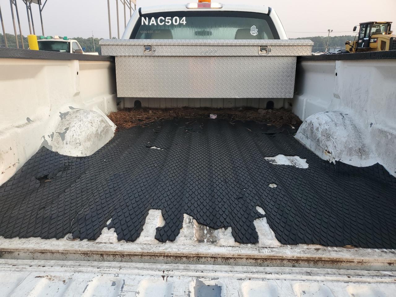 2008 Ford F150 Xl White vin: 1FTRF12288KB80600 Damage: Inside Bed, Multiple Scratches Heavy, 5