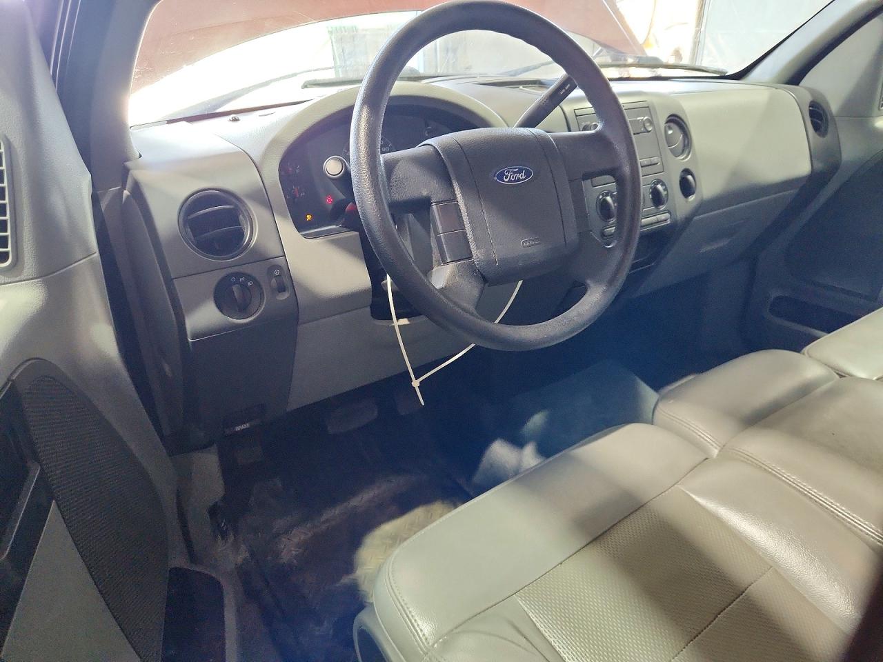 2006 Ford F150 Red vin: 1FTRF122X6NA56520