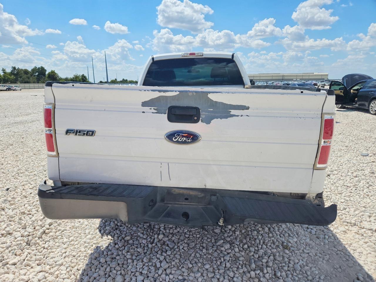 2009 Ford F150 White vin: 1FTRF128X9KA68760
