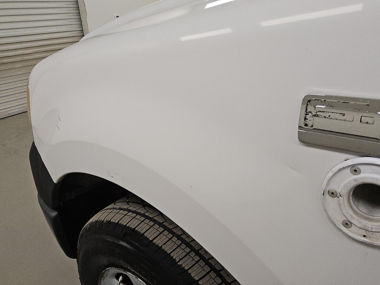2007 Ford F150 Белый vin: 1FTRF12W27KD54209 Damage: Left Front Fender, Dent(S) W/ Paint Dmg, 1 To 2 Inches