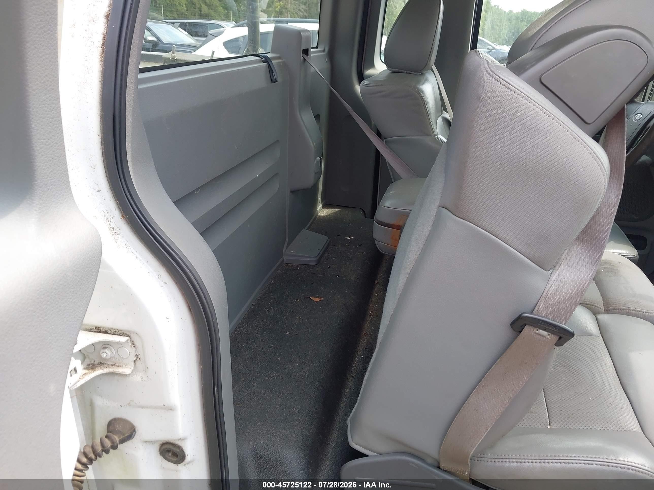 2005 Ford F150   White vin: 1FTRF12W35NA90185