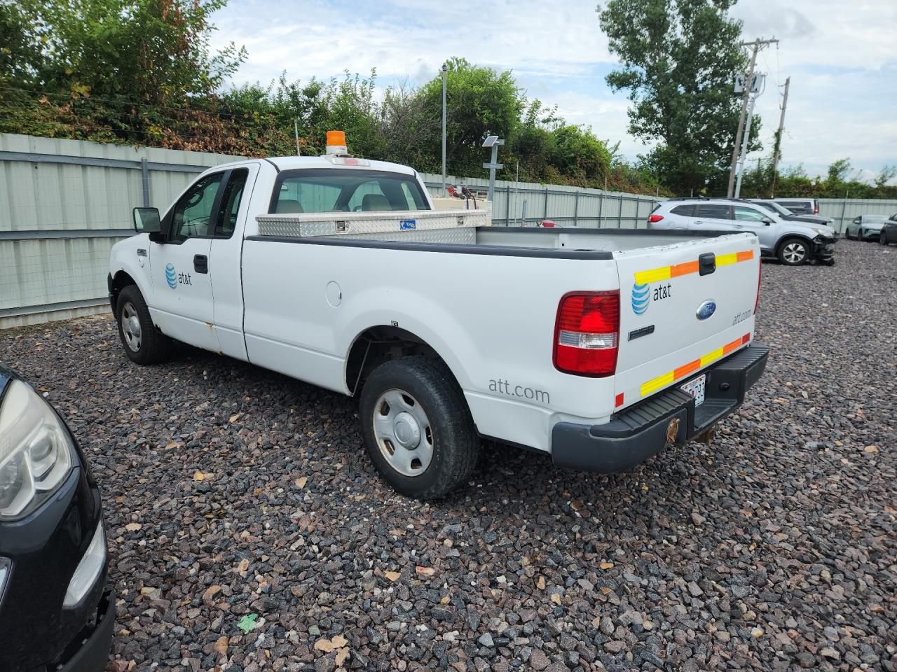 2007 Ford F150 Белый vin: 1FTRF12W37NA77424 Damage: Left Bed Side, Dent(S) W/ Paint Dmg, > 12 Inches