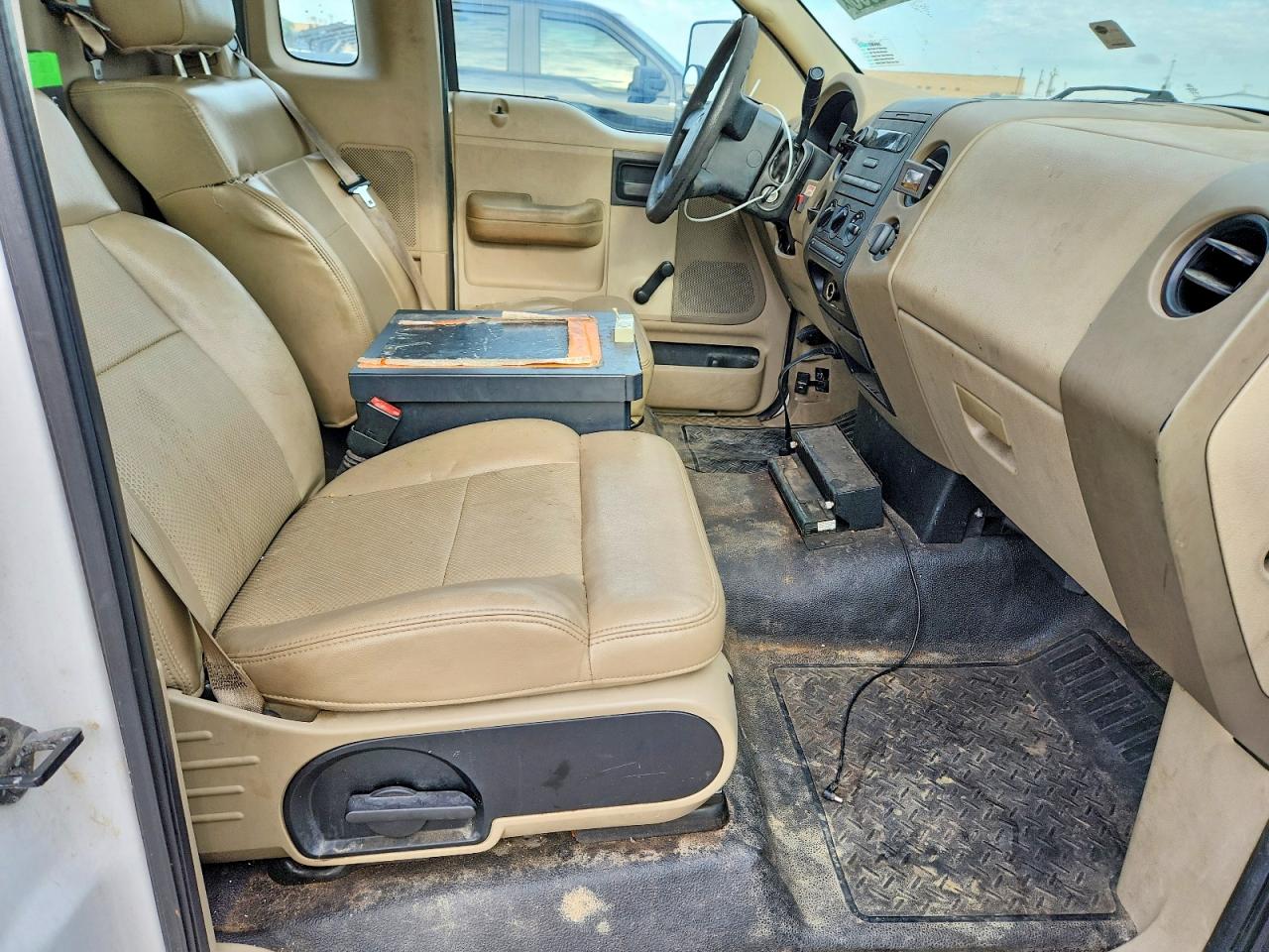 2008 Ford F150 White vin: 1FTRF12W38KB87893