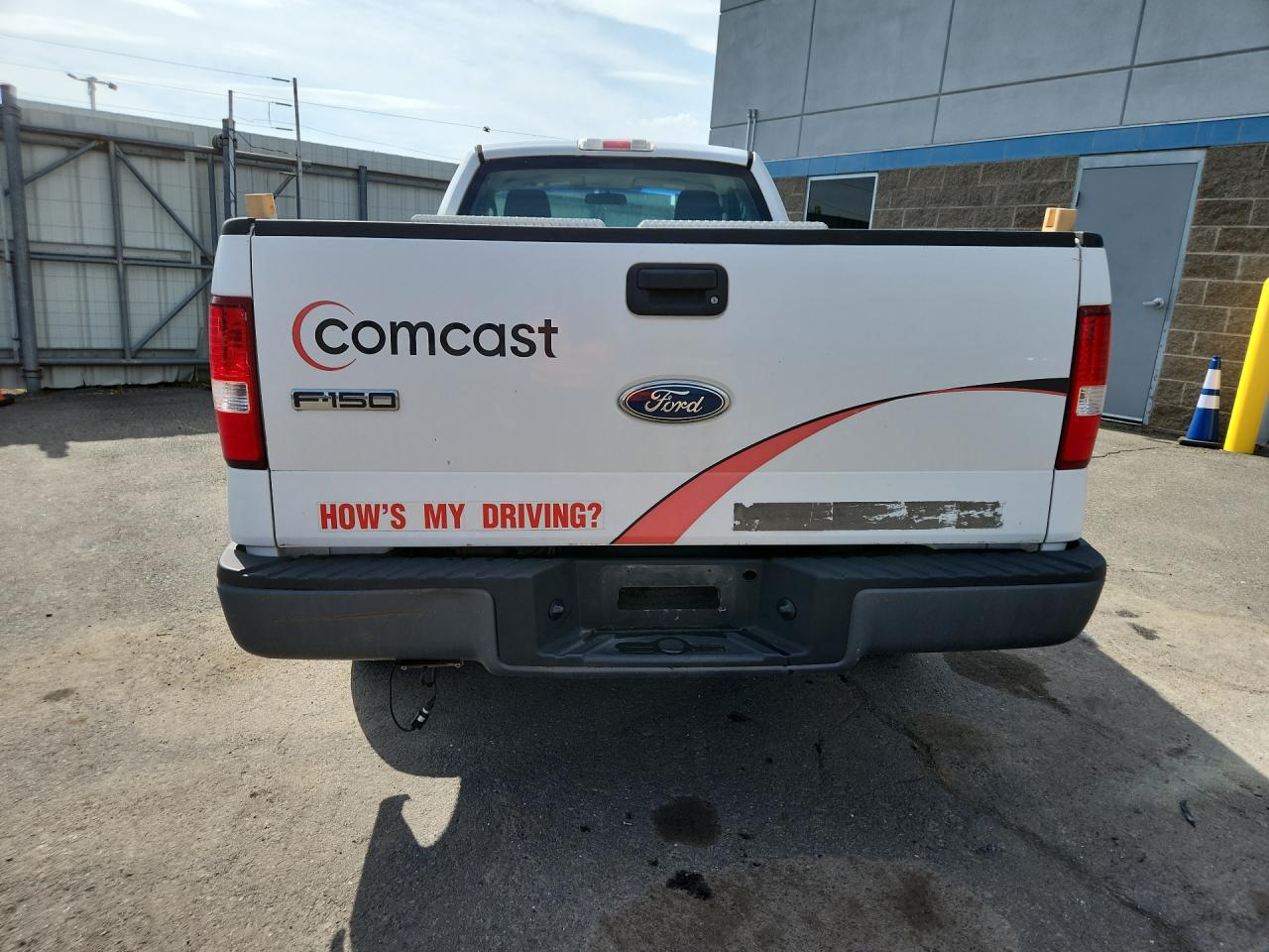 2005 Ford F150 White vin: 1FTRF12W55NB11103 Damage: Tailgate, Heavy Scratch, 1 To 2 Inches