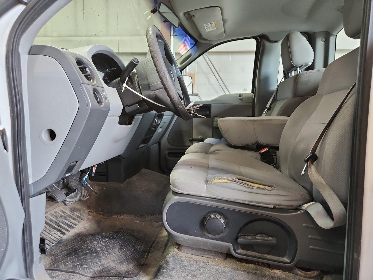 2005 Ford F150 White vin: 1FTRF12W55NB11103 Damage: Left Front Seat Cushion, Torn, > 12 Inches