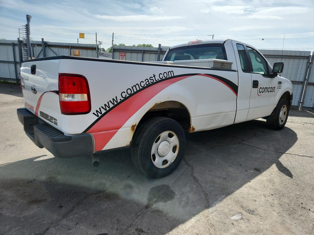 2005 Ford F150 White vin: 1FTRF12W55NB11103 Damage: Right Bed Side, Dent(S) W/ Paint Dmg, > 12 Inches