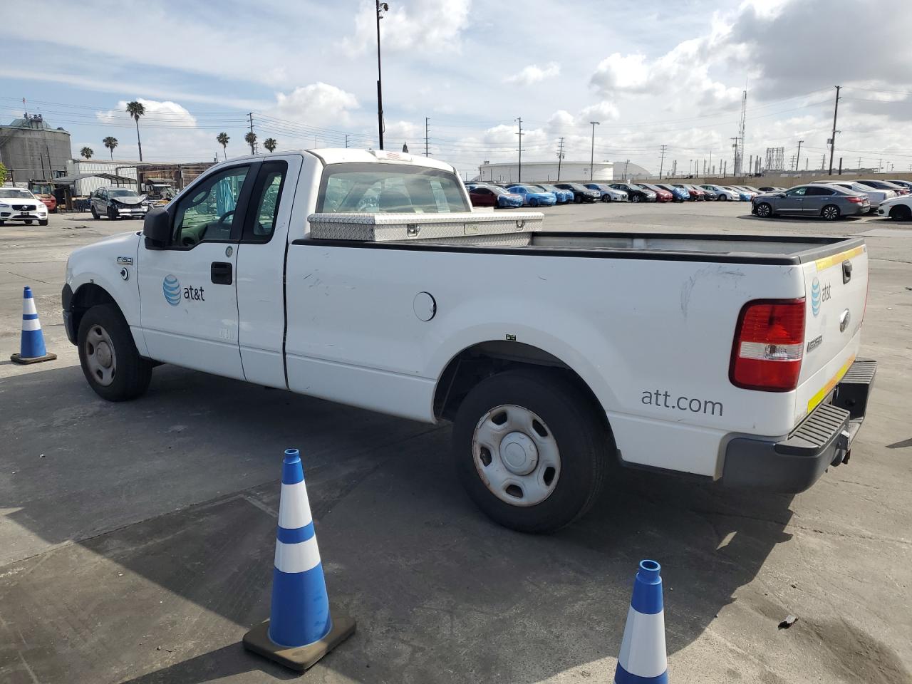 2007 Ford F150 White vin: 1FTRF12W67KD42368 Damage: Left Bed Side, Dent(S) W/ Paint Dmg, 4 To 5 Inches