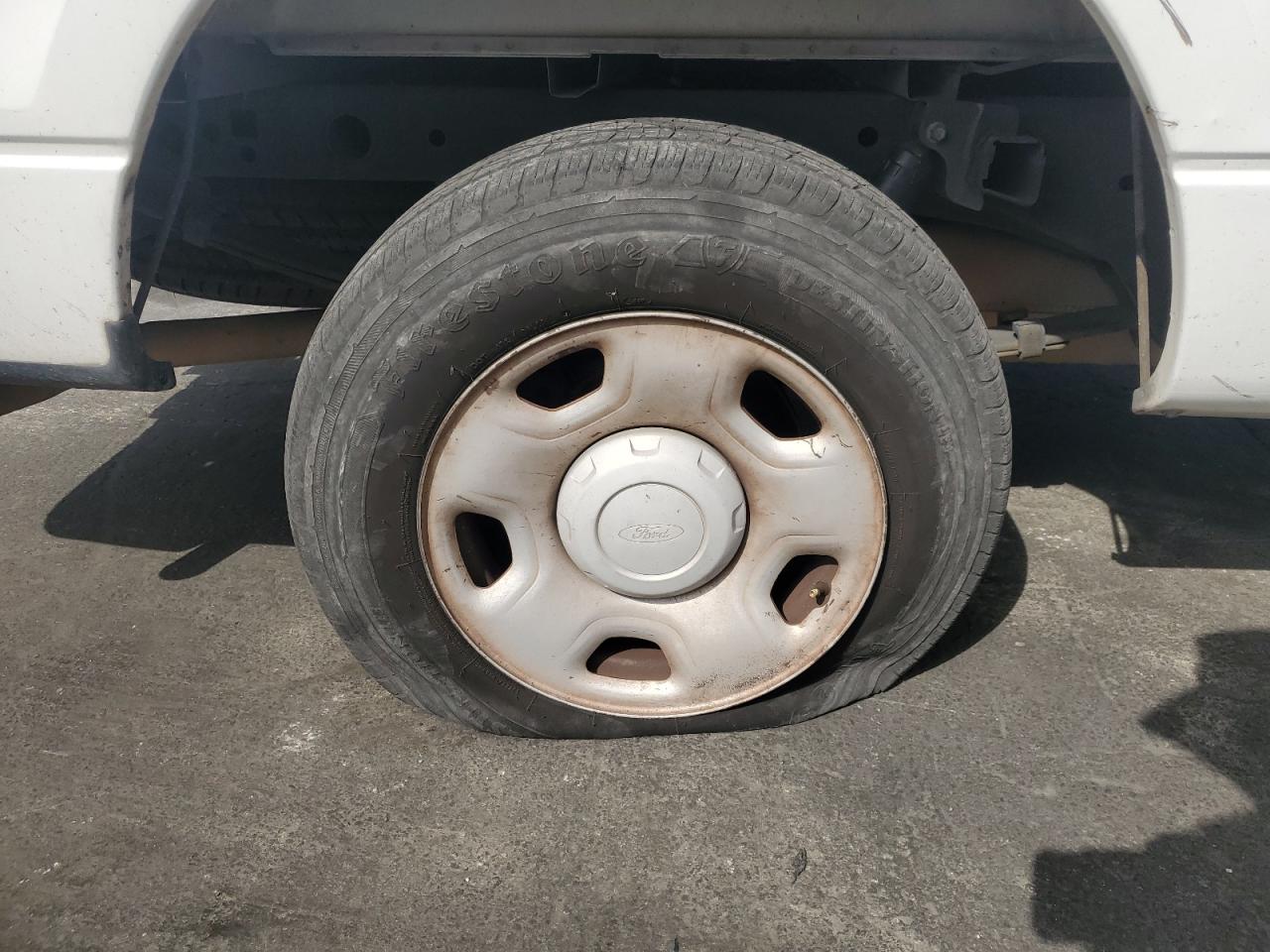 2007 Ford F150 White vin: 1FTRF12W67KD42368 Damage: Right Rear Tire, Worn, Replacement Required