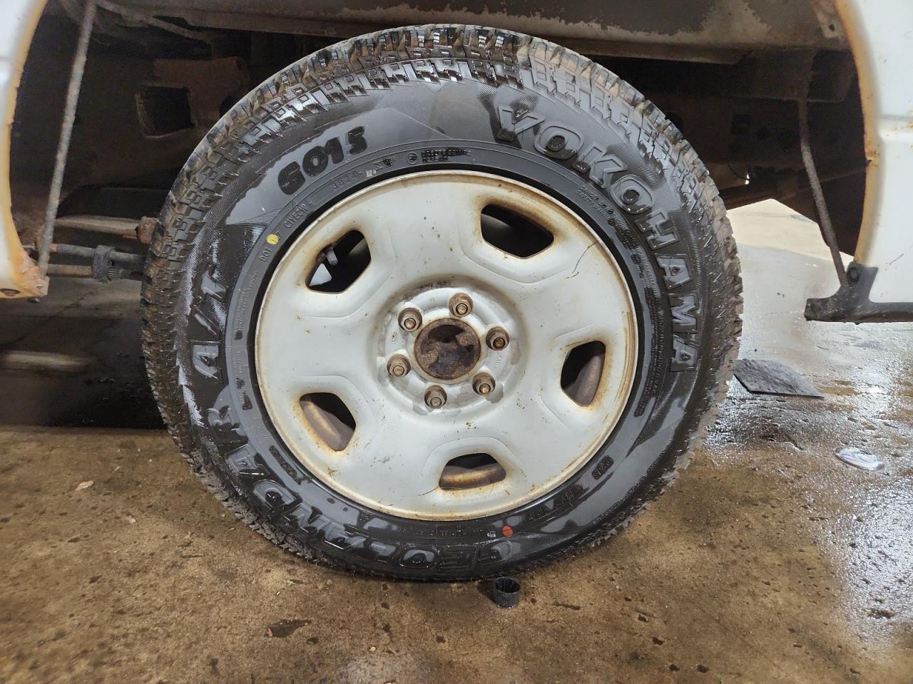2006 Ford F150 White vin: 1FTRF12W86KD44363 Damage: Left Rear Center Cap, Missing, Replacement Required