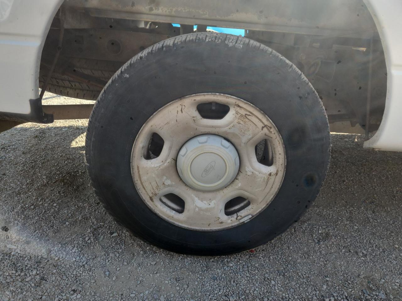 2007 Ford F150 White vin: 1FTRF12WX7KC18135 Damage: Right Rear Wheel, Curb Rash, > 12 Inches