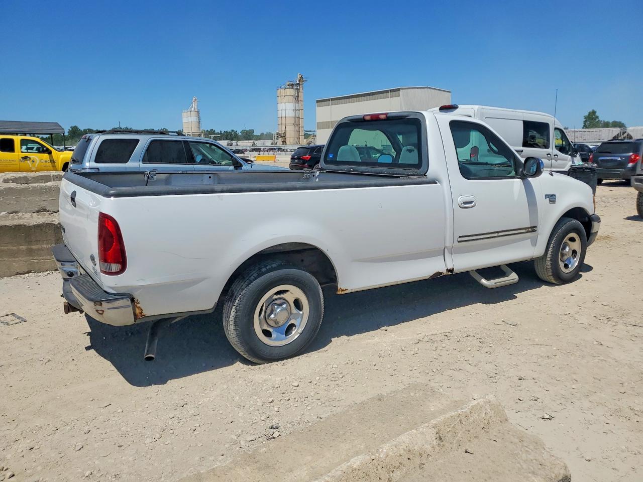 2002 Ford F150 White vin: 1FTRF17W02NB00840