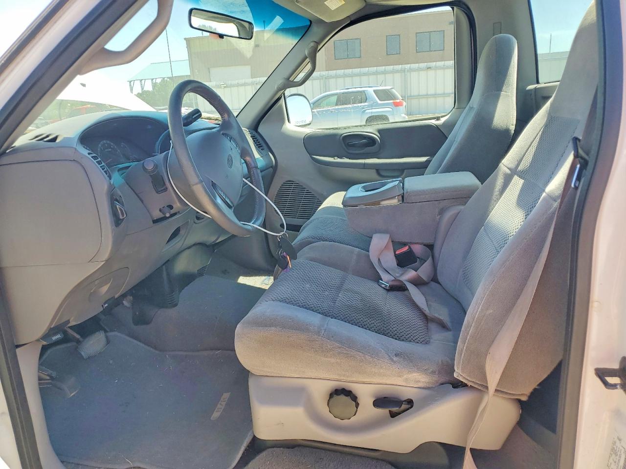 2002 Ford F150 White vin: 1FTRF17W02NB00840