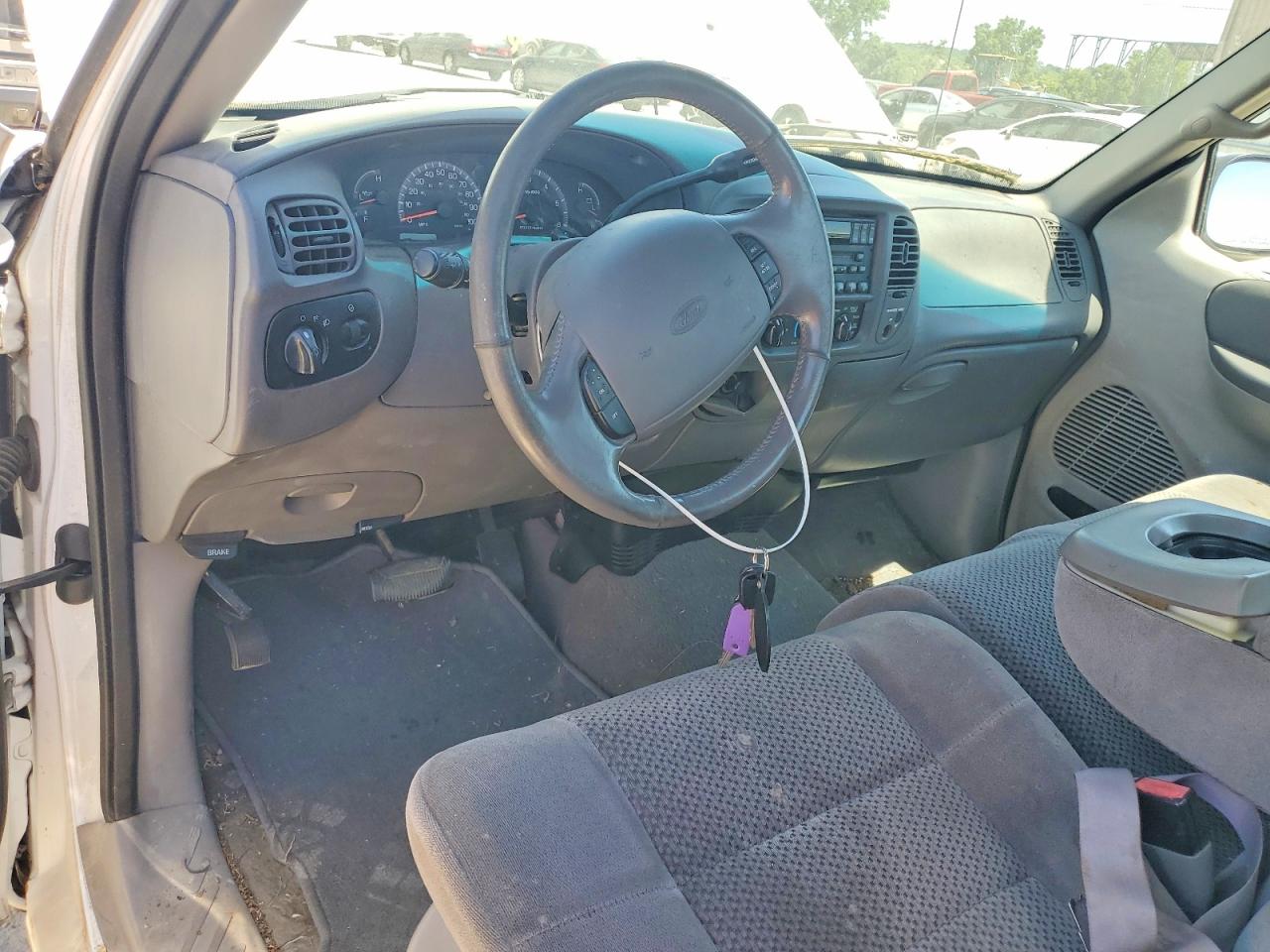 2002 Ford F150 White vin: 1FTRF17W02NB00840