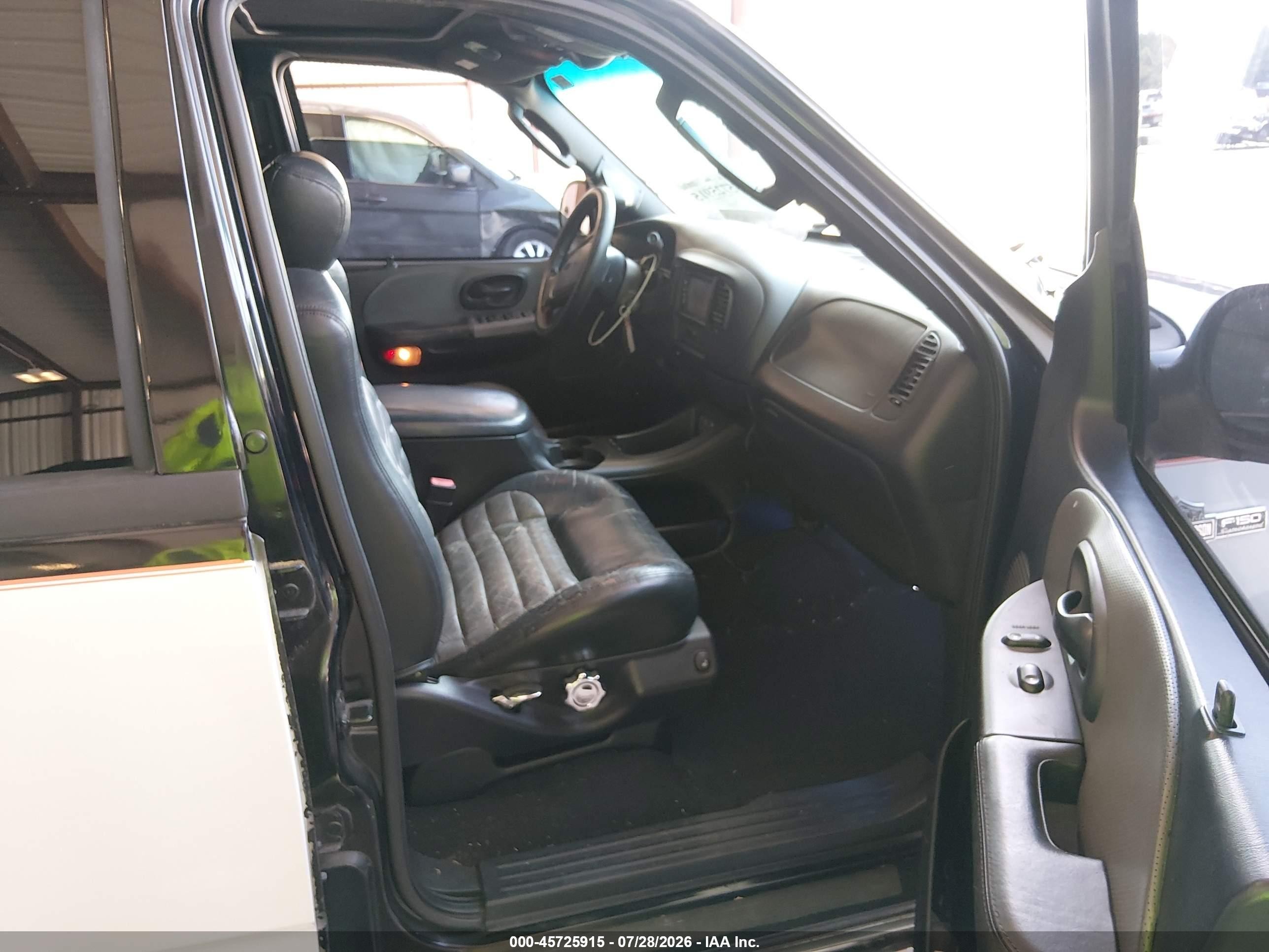 2002 Ford F-150 Lariat White vin: 1FTRW07332KD06297