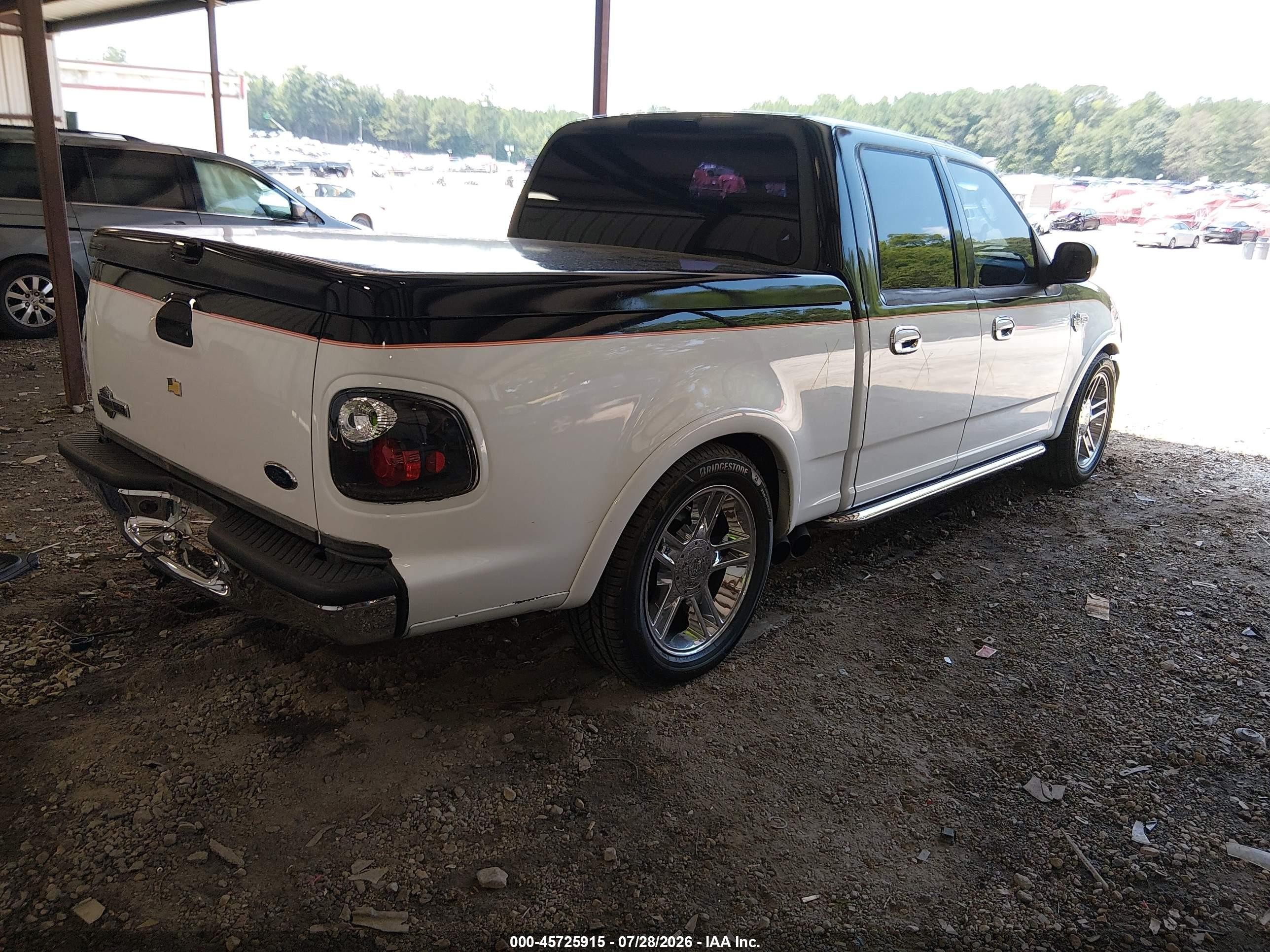 2002 Ford F-150 Lariat White vin: 1FTRW07332KD06297