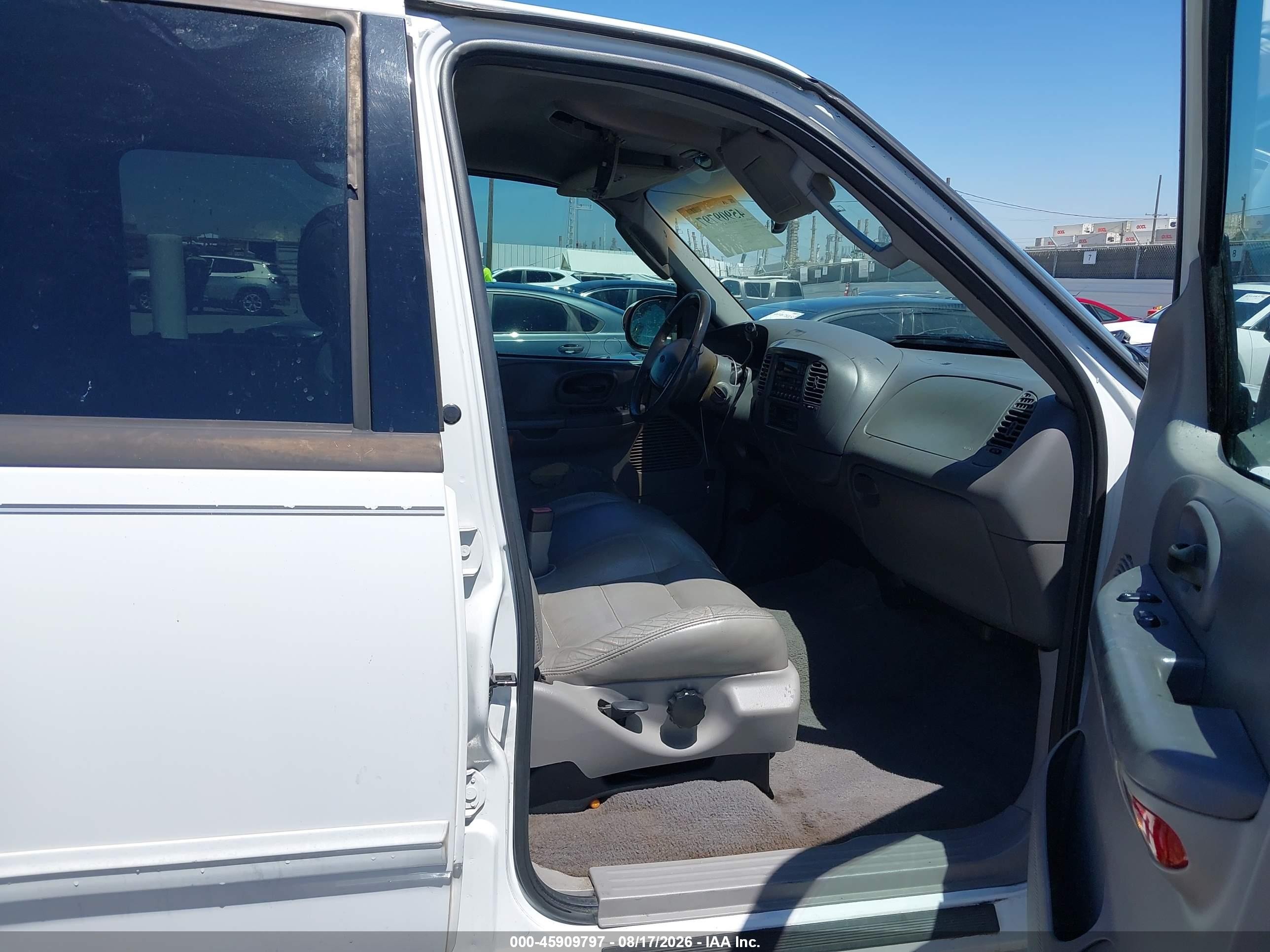2002 Ford F-150 Lariat/xlt White vin: 1FTRW07L92KC69840