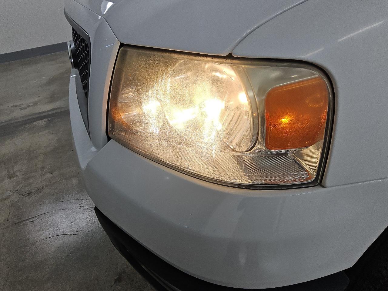 2005 Ford F150 Supercrew White vin: 1FTRW12W95FB33714 Damage: Left Head Lamp, Faded, Repair Required