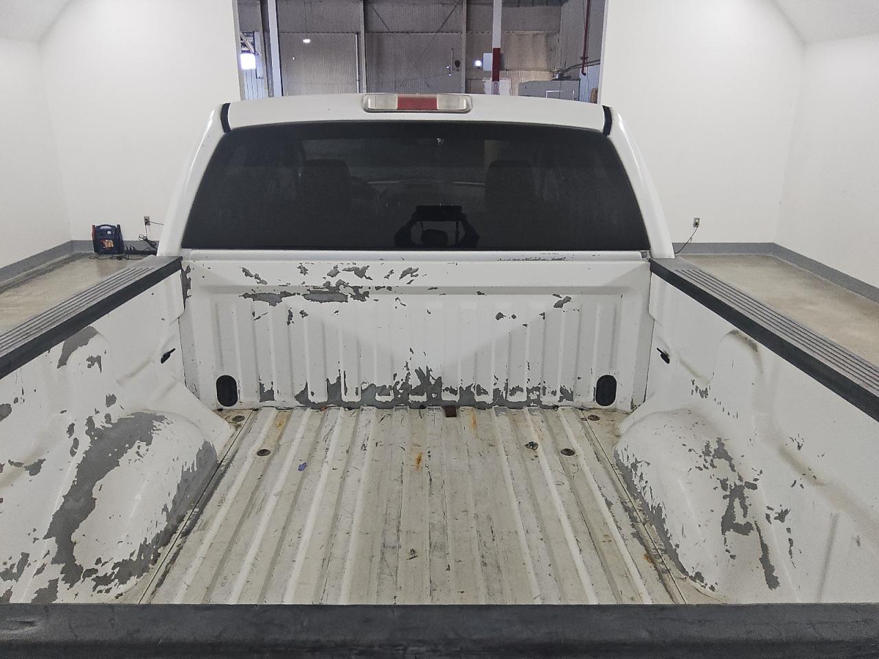 2005 Ford F150 Supercrew White vin: 1FTRW12W95FB33714 Damage: Inside Bed, Peeling, > 12 Inches