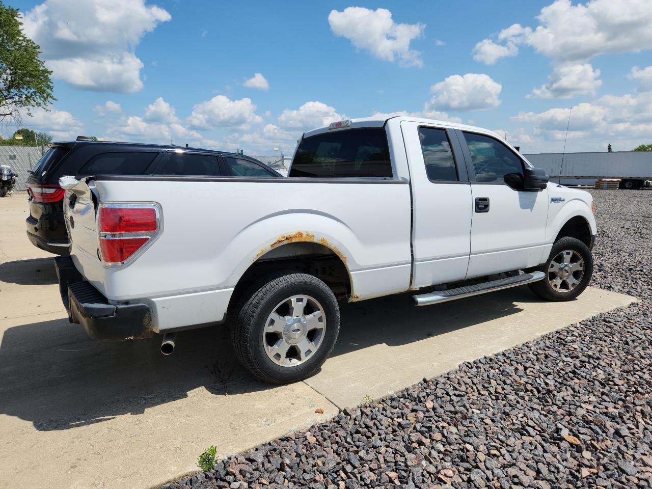 2009 Ford F150 Super Cab White vin: 1FTRX12W19FA99710 Damage: Right Bed Side, Rust, > 12 Inches
