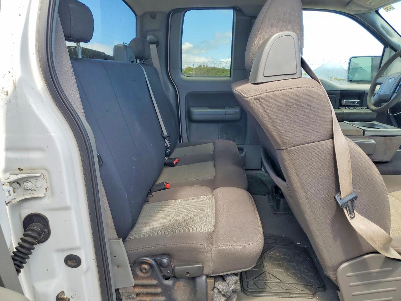 2005 Ford F150 White vin: 1FTRX12W35NA01034