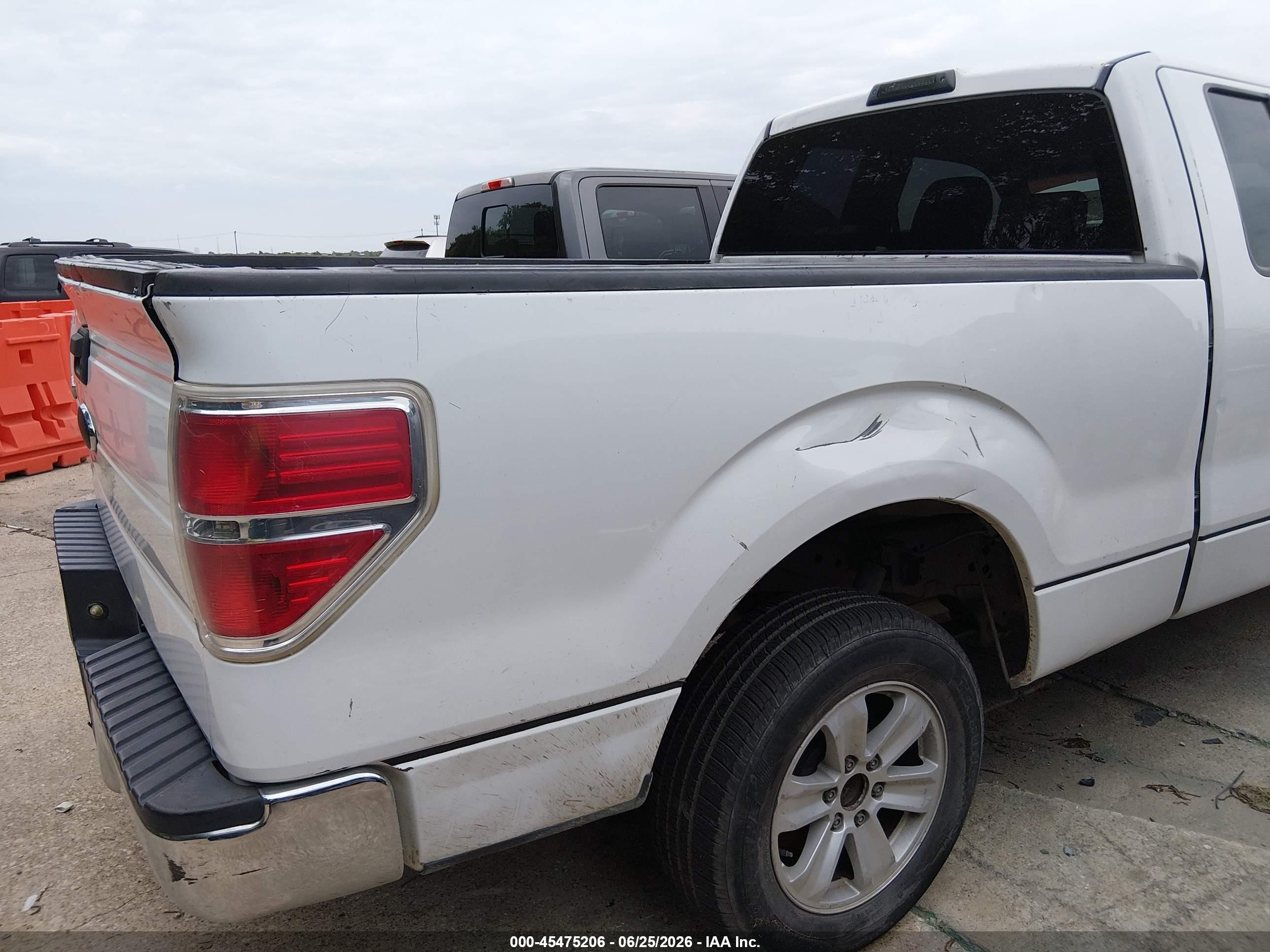 2009 Ford F-150 Stx/xl White vin: 1FTRX12W39FB06348