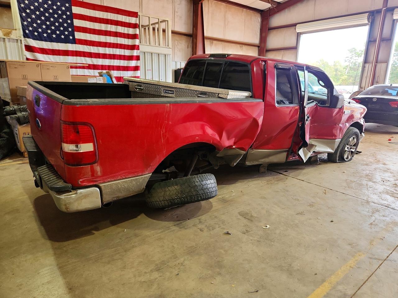 2005 Ford F150 Red vin: 1FTRX12W65NB82548