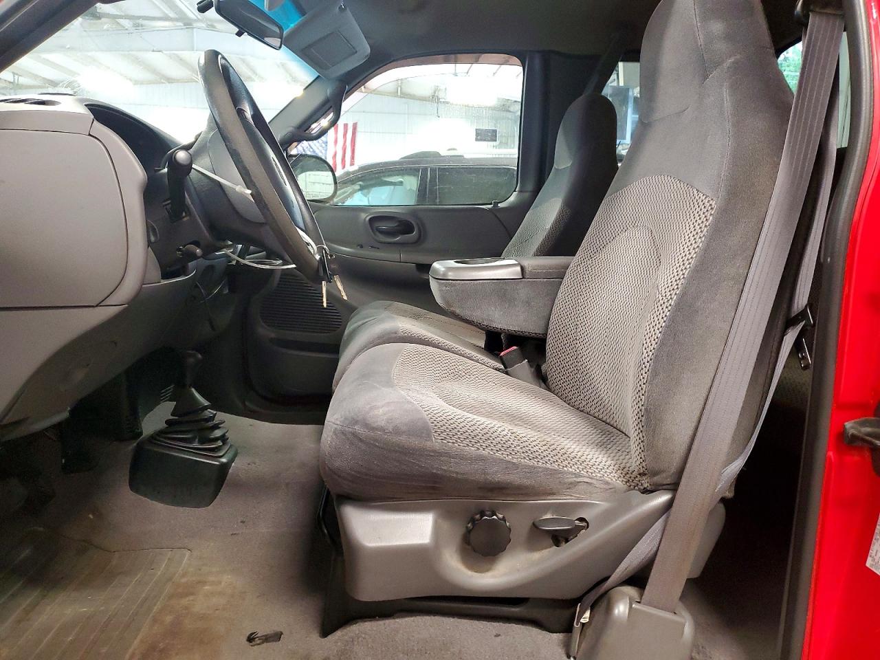 2000 Ford F150 Red vin: 1FTRX18L3YNB65952