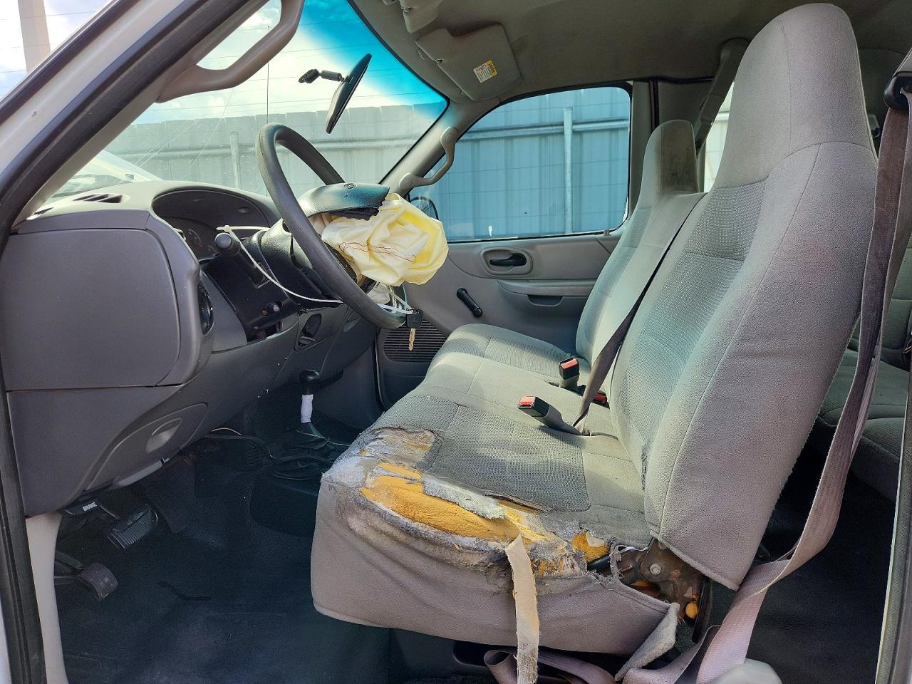 2001 Ford F150 White vin: 1FTRX18L61NB80208