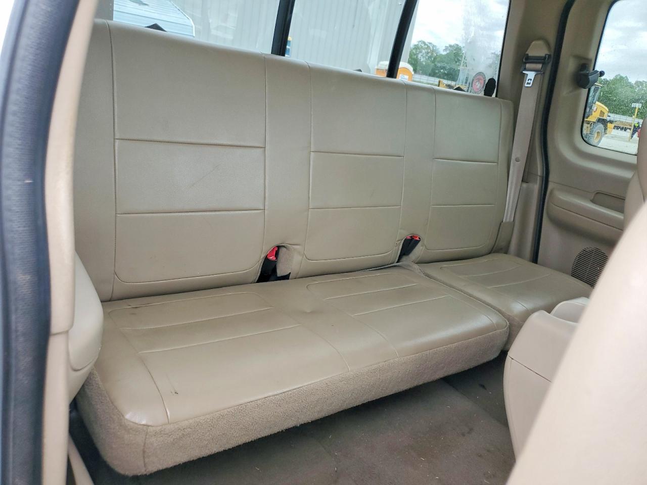 2002 Ford F150 White vin: 1FTRX18L82KA18762