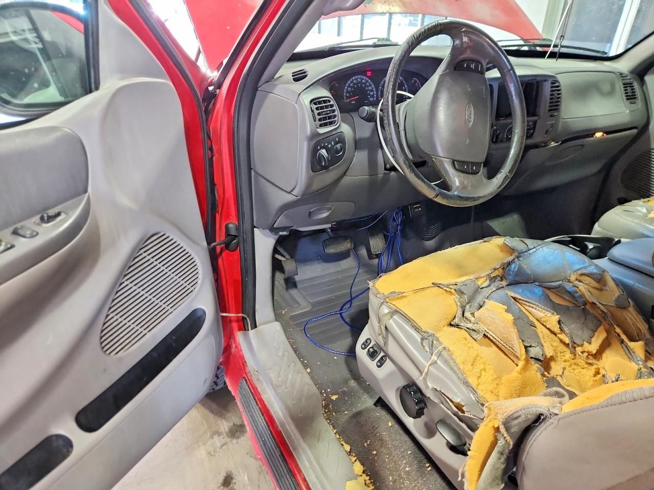2000 Ford F150 Red vin: 1FTRX18LXYNB64037