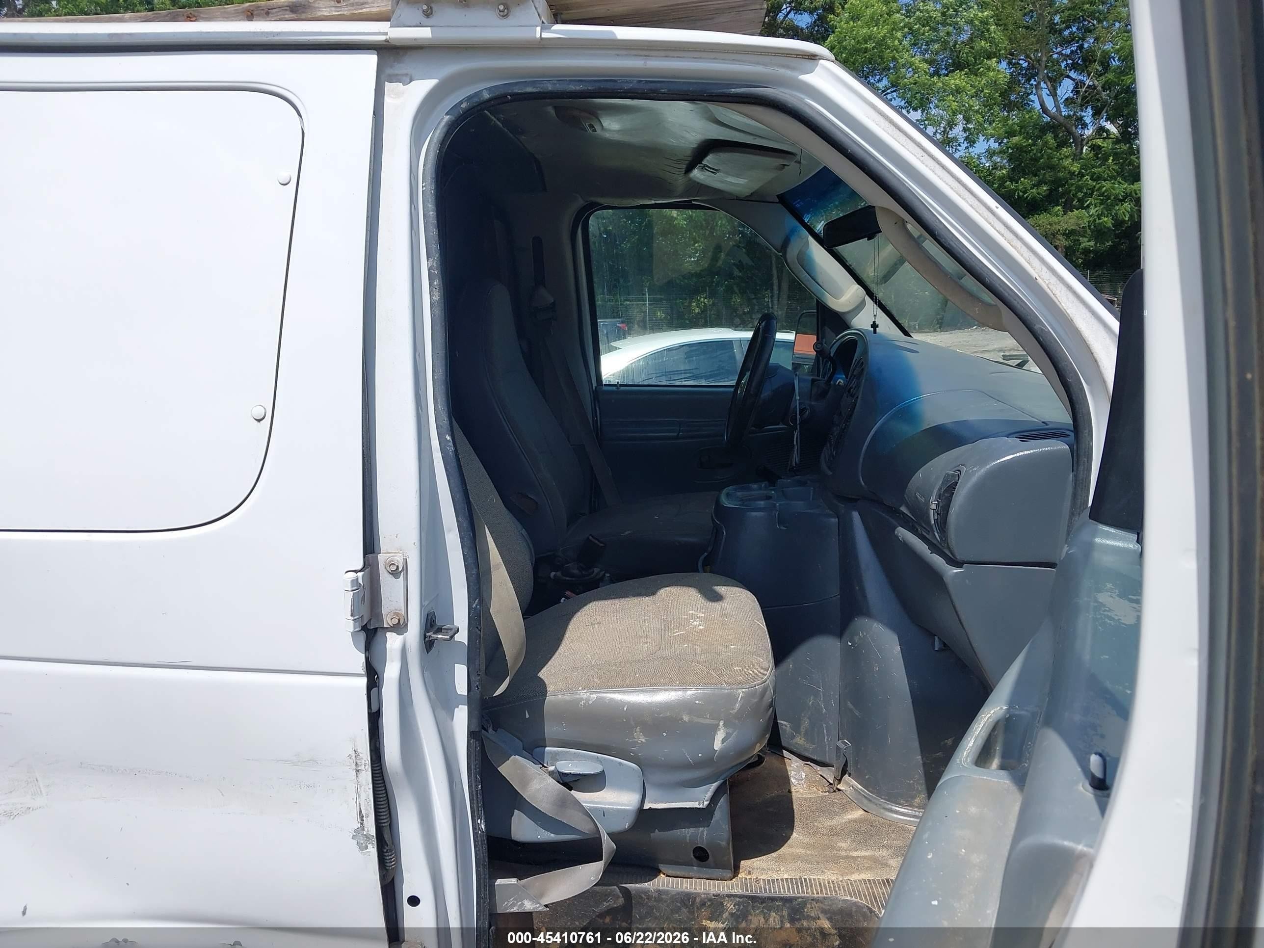 2003 Ford E-350 Super Duty Commercial/recreational White vin: 1FTSE34L03HB19611