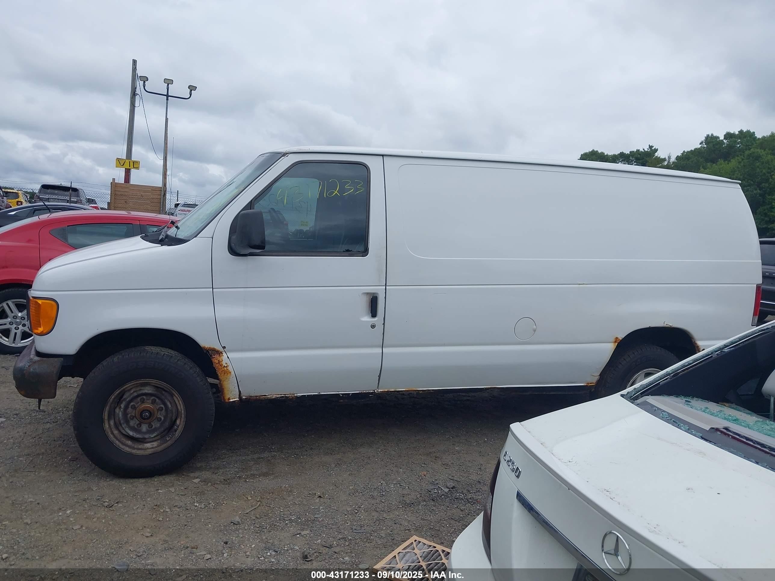2005 Ford E-350 Super Duty Commercial/recreational Белый vin: 1FTSE34L15HB14467