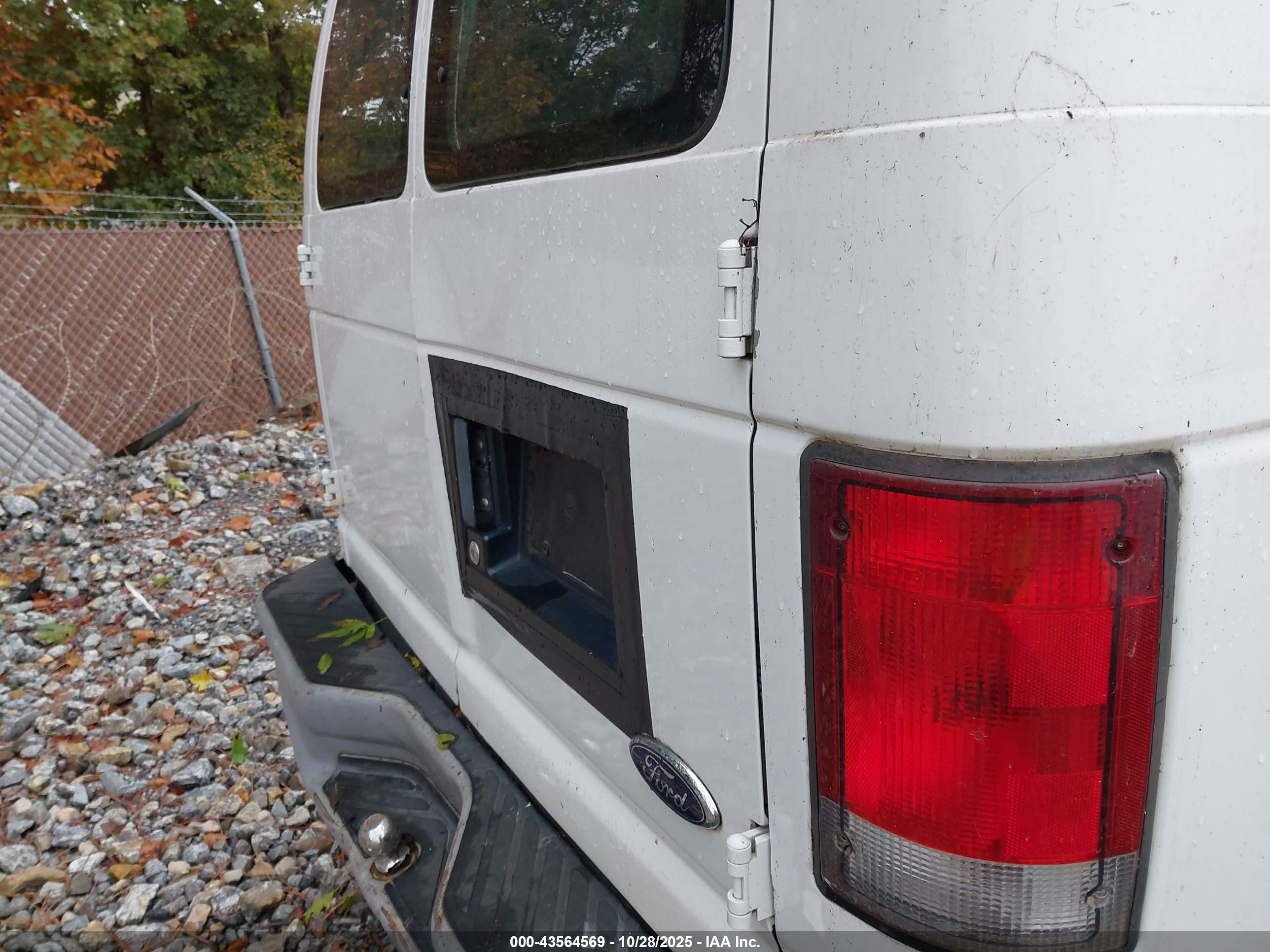 2000 Ford E-350 Super Duty Commercial/recreational Белый vin: 1FTSE34L2YHB81454
