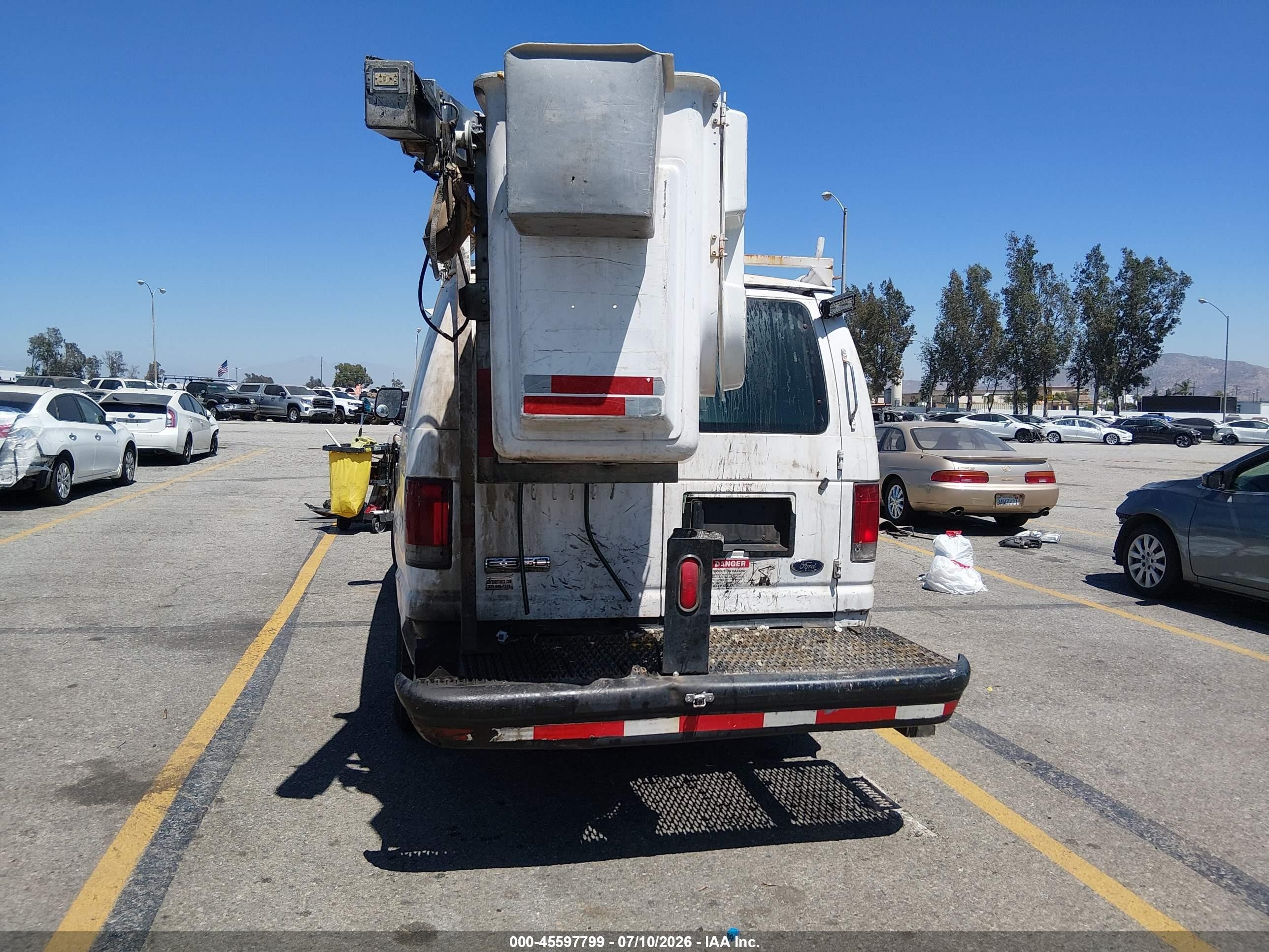 2008 Ford E-350 Super Duty Commercial/recreational White vin: 1FTSE34L38DA44918