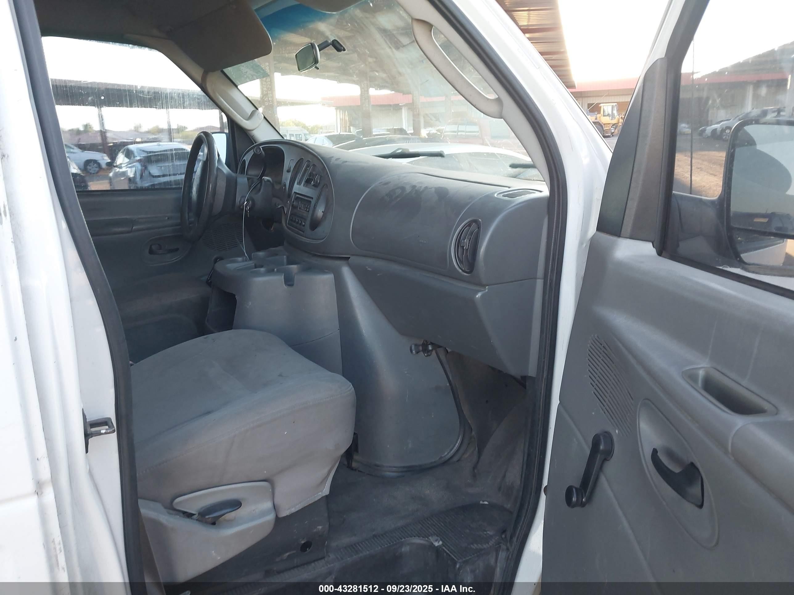 2005 Ford E-350 Super Duty Commercial/recreational White vin: 1FTSE34L45HB41193