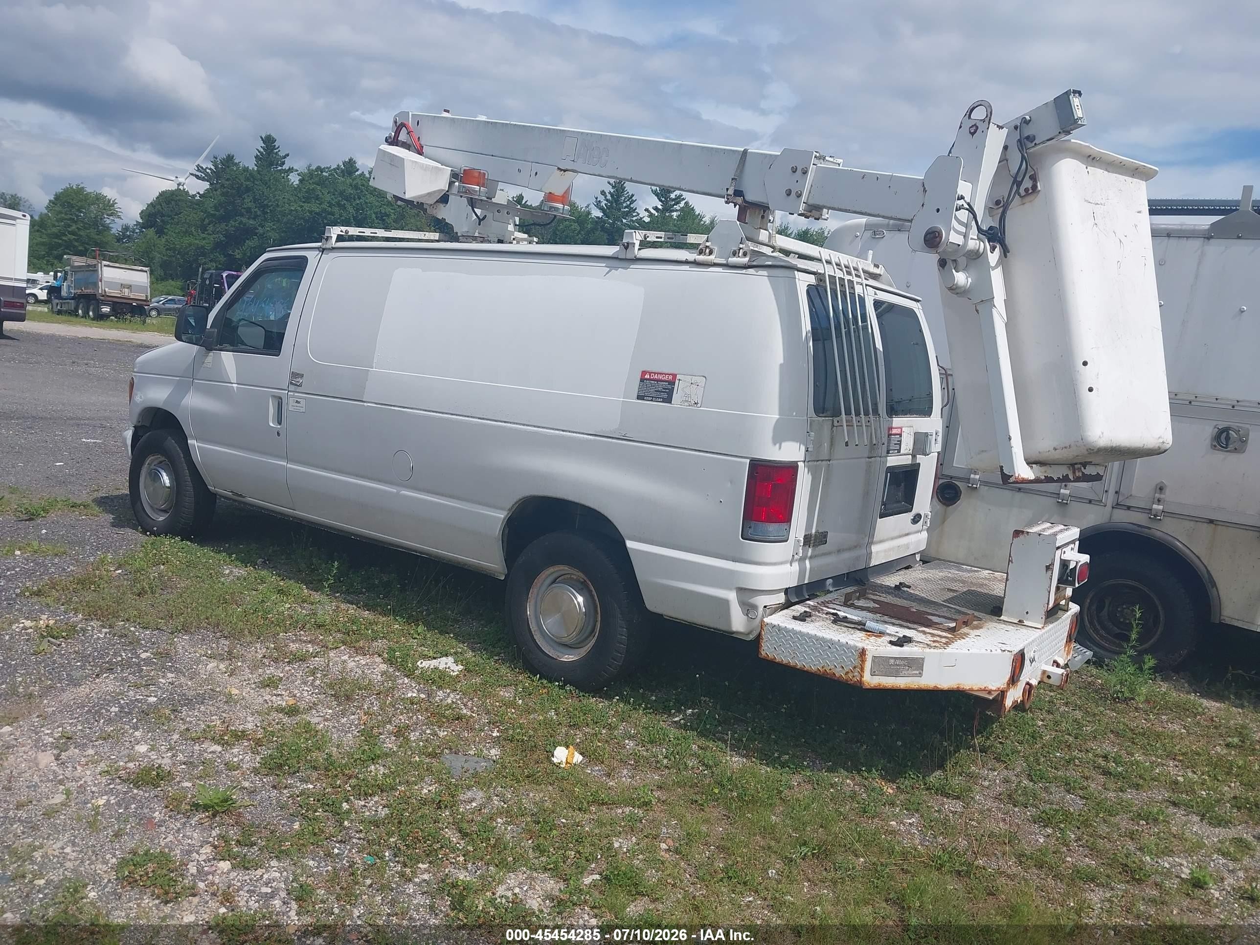 2005 Ford E-350 Super Duty Commercial/recreational White vin: 1FTSE34L55HA73809