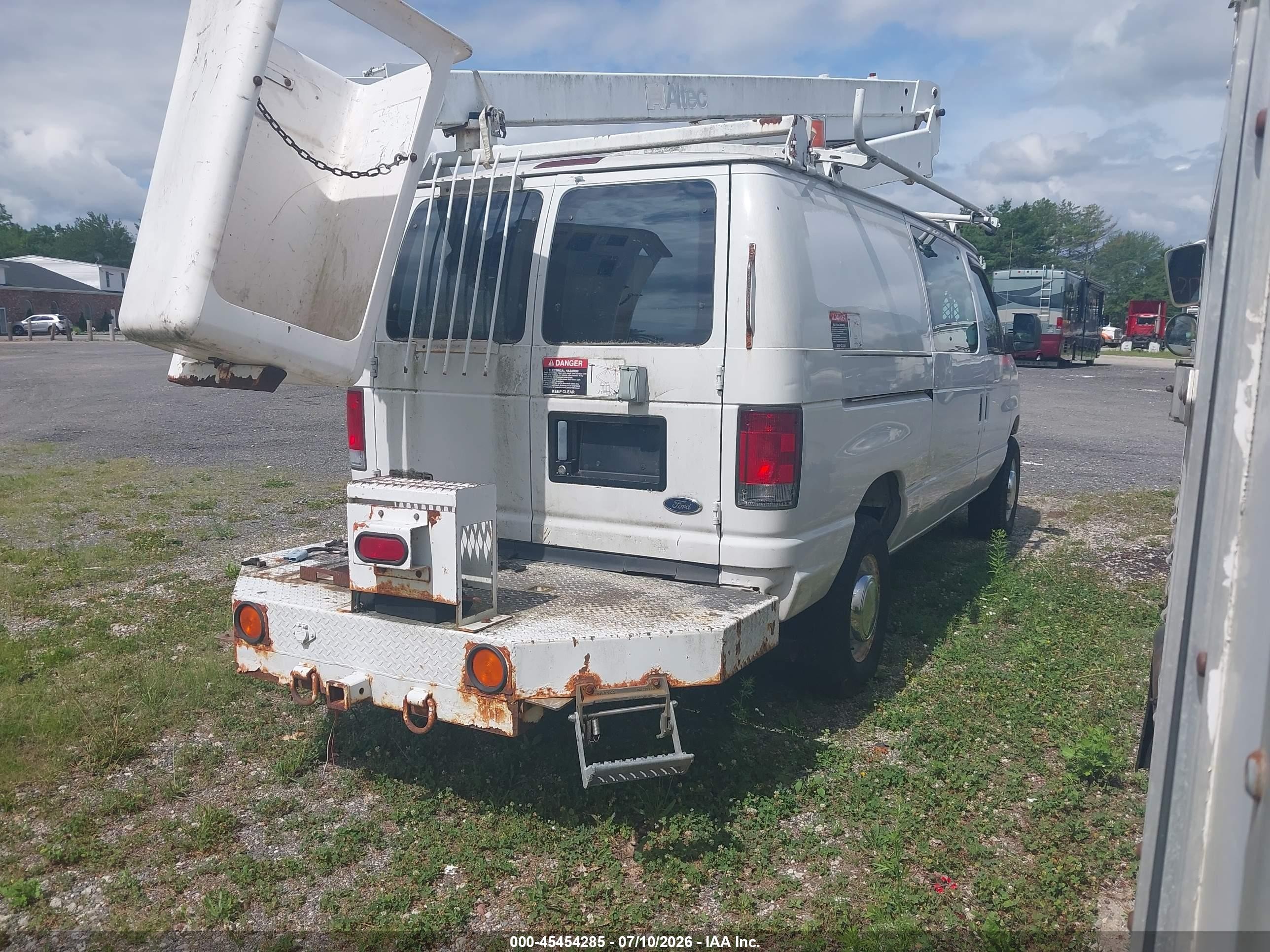 2005 Ford E-350 Super Duty Commercial/recreational White vin: 1FTSE34L55HA73809