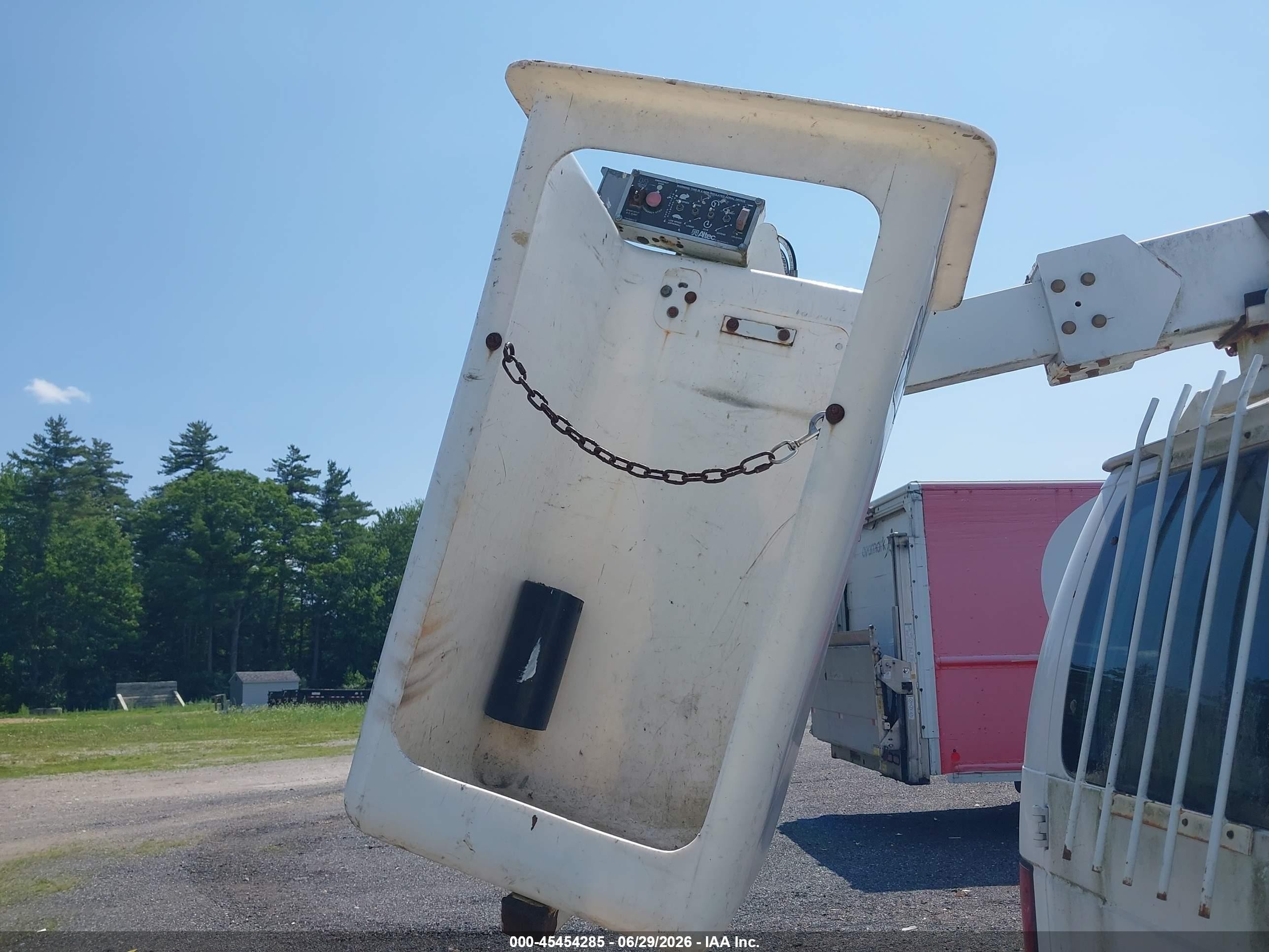 2005 Ford E-350 Super Duty Commercial/recreational White vin: 1FTSE34L55HA73809