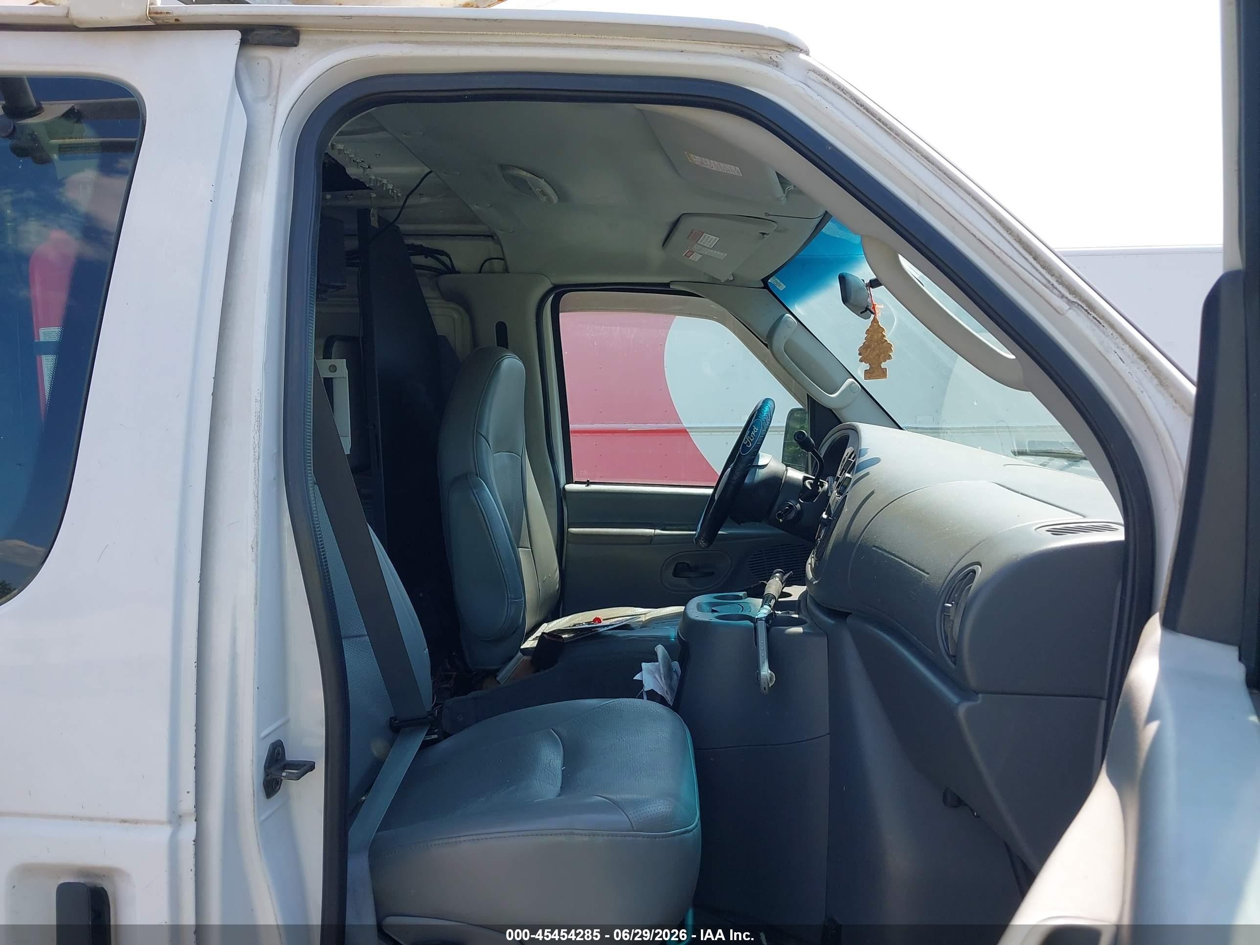 2005 Ford E-350 Super Duty Commercial/recreational White vin: 1FTSE34L55HA73809