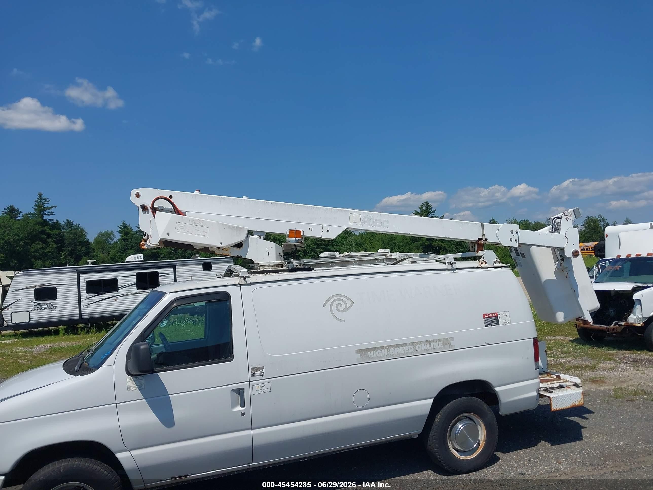 2005 Ford E-350 Super Duty Commercial/recreational White vin: 1FTSE34L55HA73809