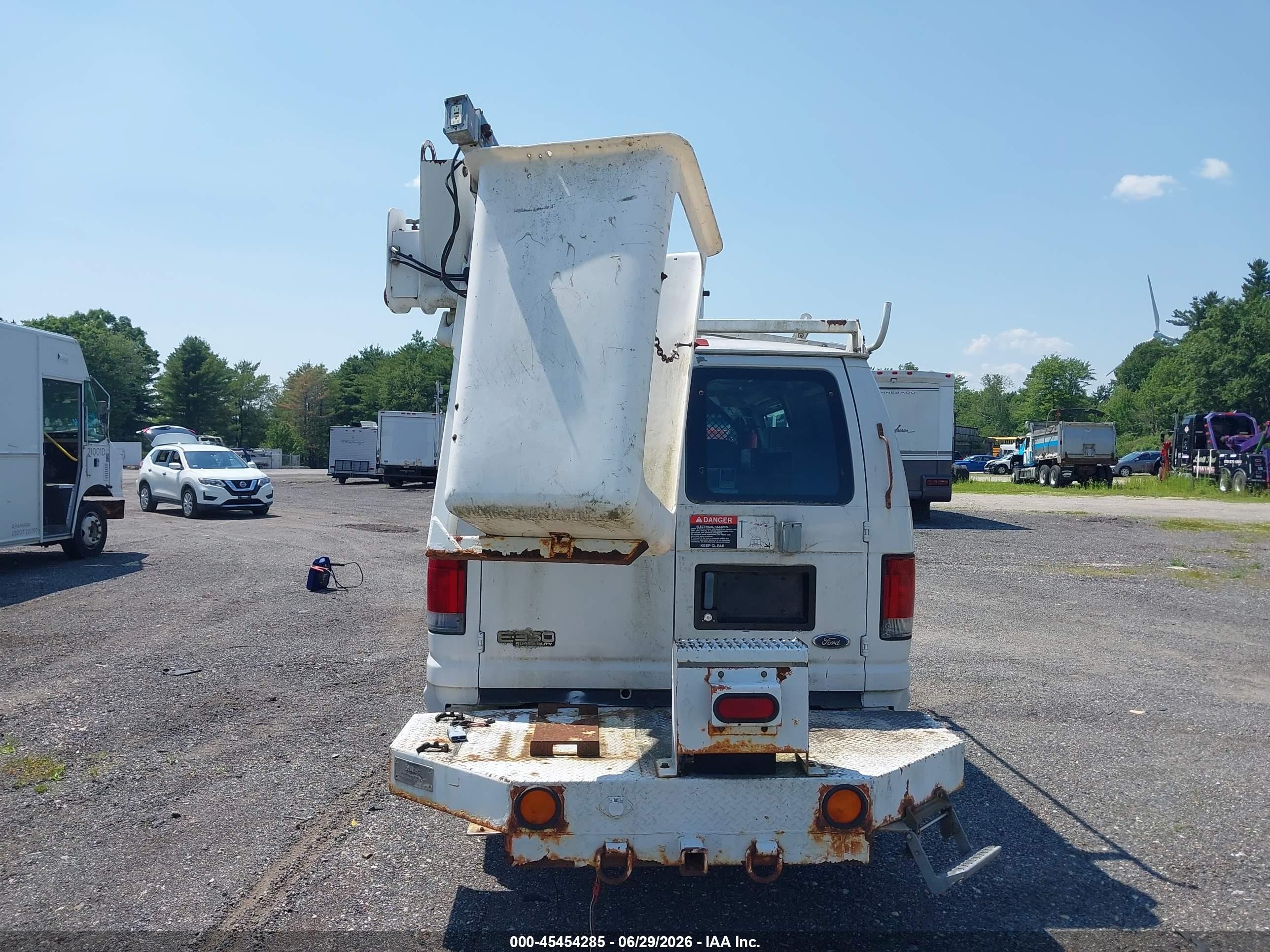 2005 Ford E-350 Super Duty Commercial/recreational White vin: 1FTSE34L55HA73809