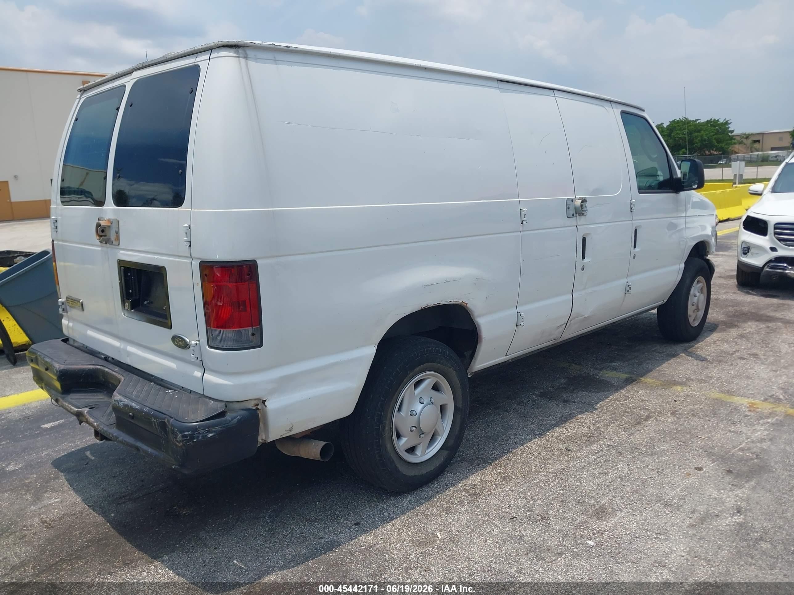 2008 Ford E-350 Super Duty Commercial/recreational White vin: 1FTSE34LX8DA94389